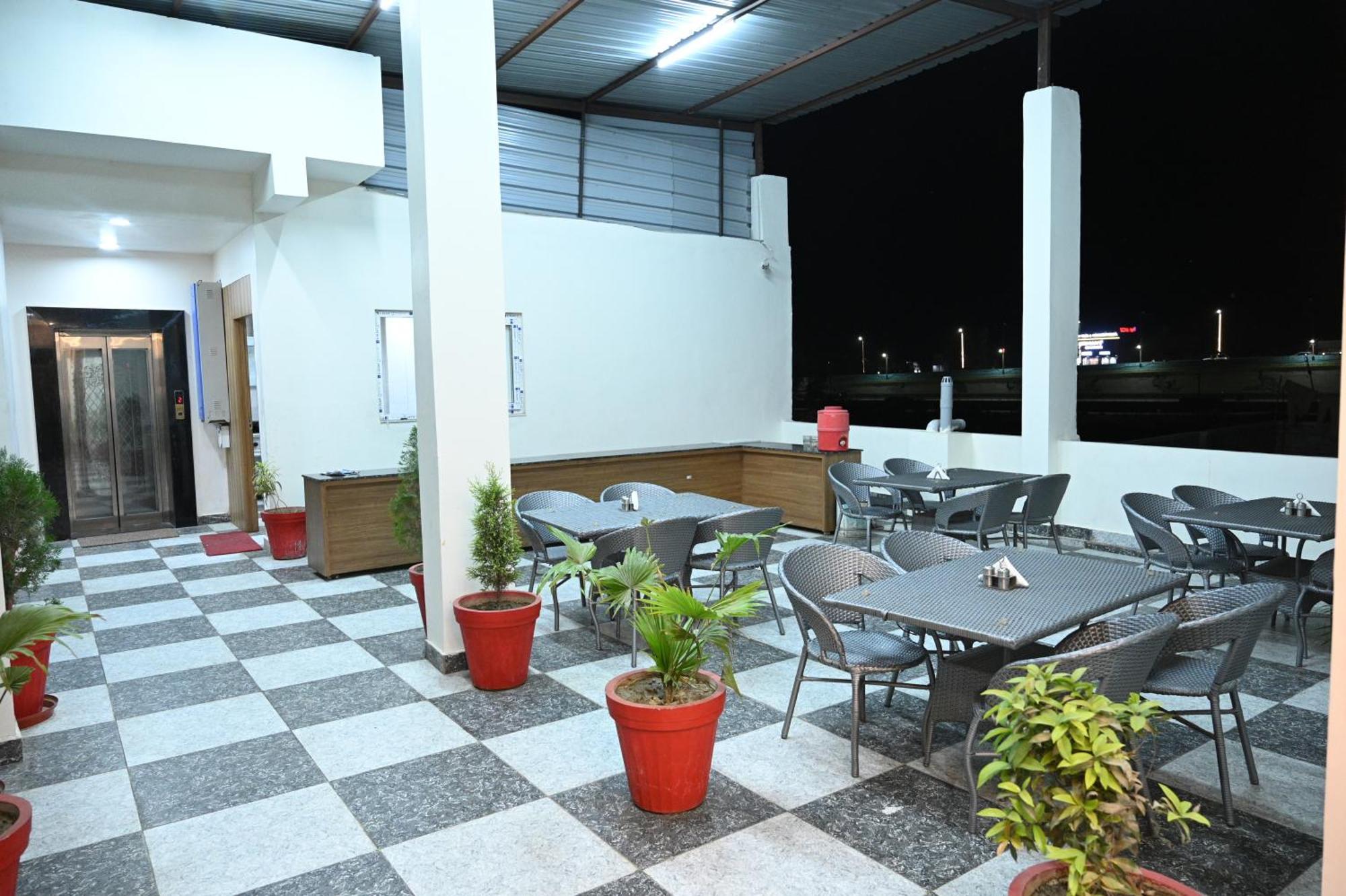 The Janki Hotel Ayodhya Exteriör bild